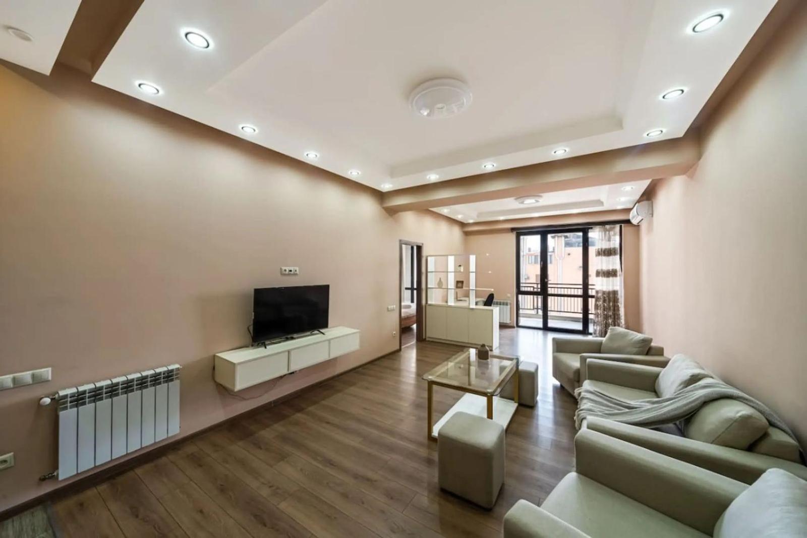 Fantastic Apartments Near Republic Square, Perfect Location, Mystreet Company Yerevan Exterior photo